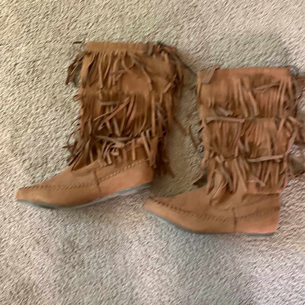 𝅺NWT fringe boots size 6